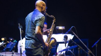 entertainment-saxophone-player-sani-resort-greece-01-406x226