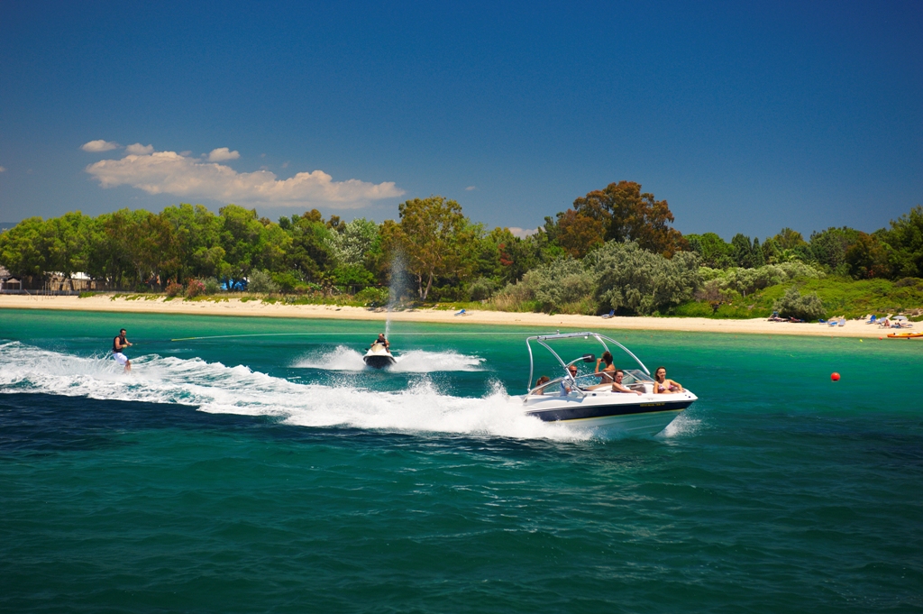 https://www.visit-halkidiki.gr/wp-content/uploads/2018/04/Halkidiki-water-ski-portes.jpg